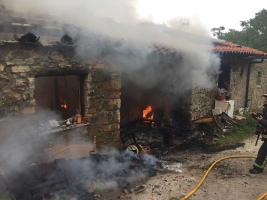 Incendio de una casa en Villaviciosa