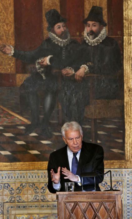 Felipe González recibe el Premio Convivencia de la Fundación Broseta