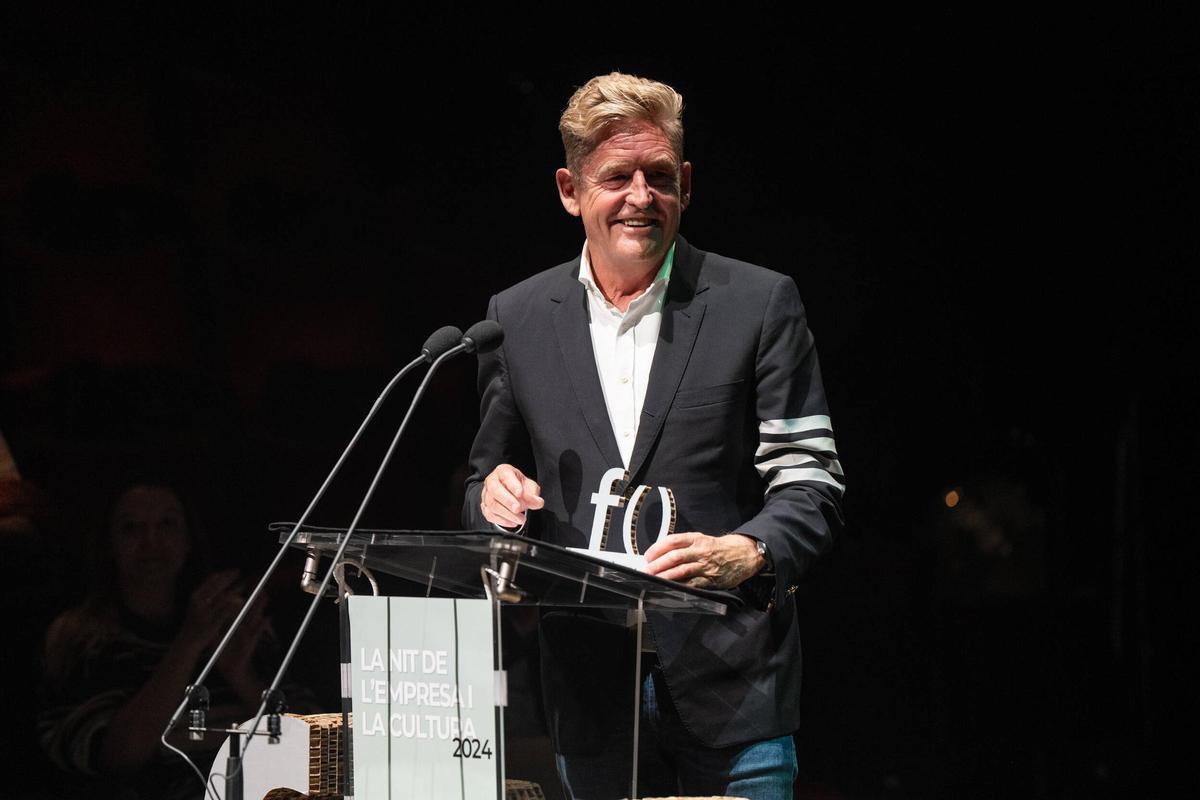 Wayne Griffiths, CEO de Seat y Cupra con el premio Empresa Cultura de la Fundació Catalunya Cultura