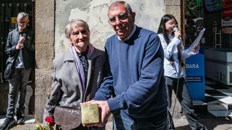 Acto de colocación del adoquín en homenaje a Joaquín Pastor, víctima del nazismo