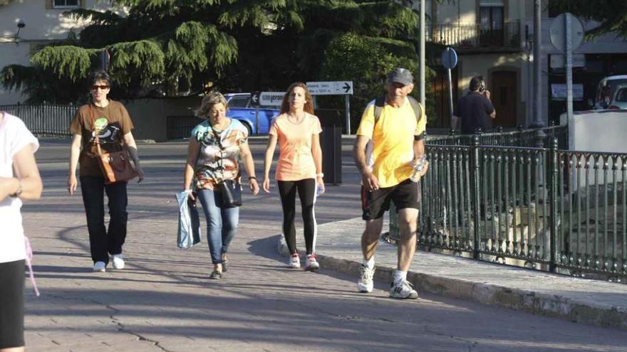 Venancio Merchán hace su entrada en Zamora por el Puente de Piedra.