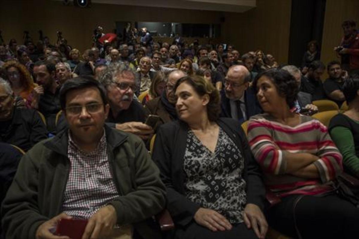 Diálogo 8 Colau conversa con Tardà (ERC) el jueves antes de la conferencia de Xavier Domènech.