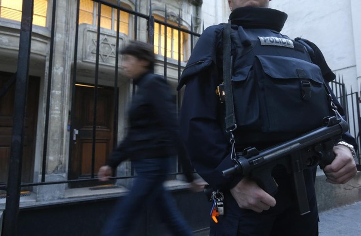 Un policía francés vigila ante las puertas de una sinagoga en París. Un policía francés vigila ante las puertas de una sinagoga en París.