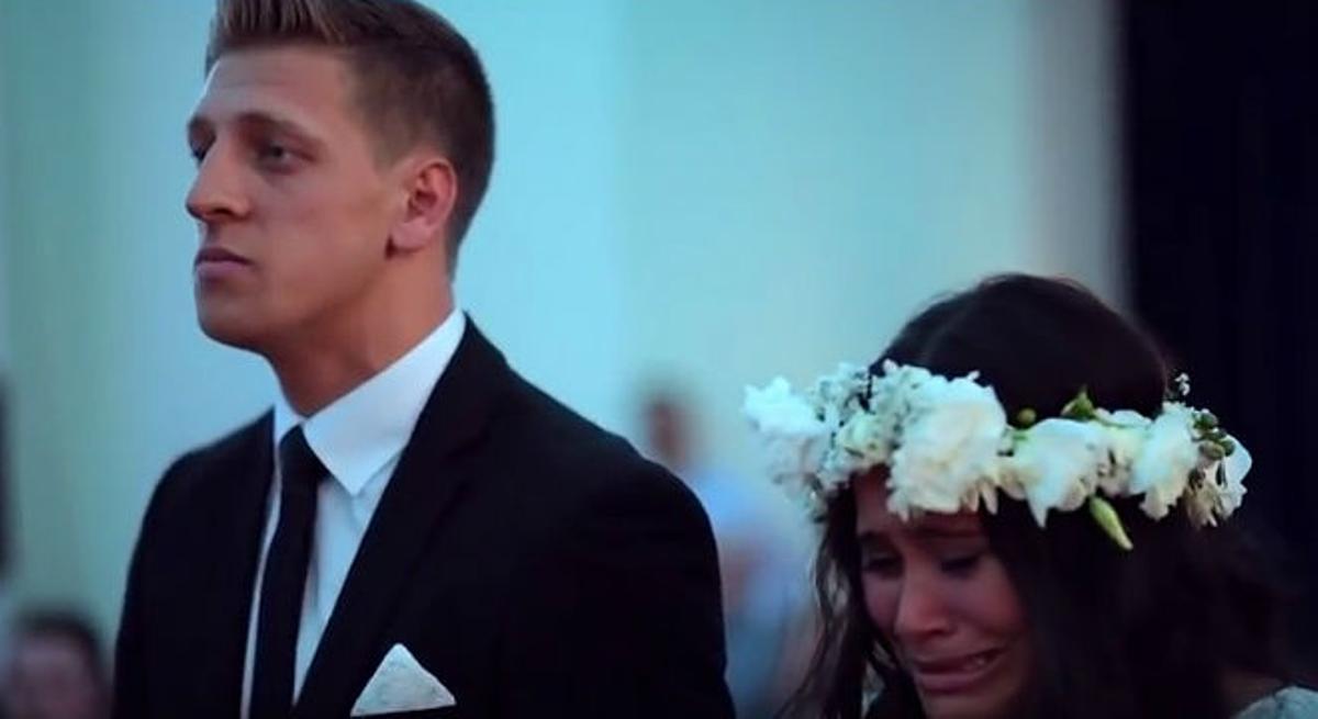 La parella de nuvis, emocionats per la ’haka’ que ballen els seus convidats.