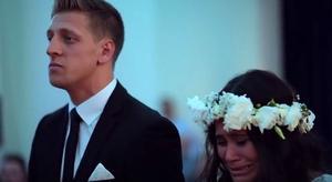 La parella de nuvis, emocionats per la ’haka’ que ballen els seus convidats.