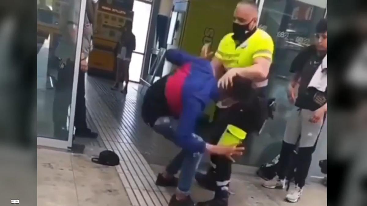 Un altre vídeo capta l’enfrontament de l’agressor amb el vigilant a qui va acabar apunyalant a Igualada