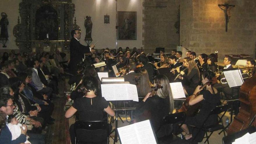 El público vibra en Santo Tomás con las voces y la música del Coro y la Orquesta Provincial de Jaén