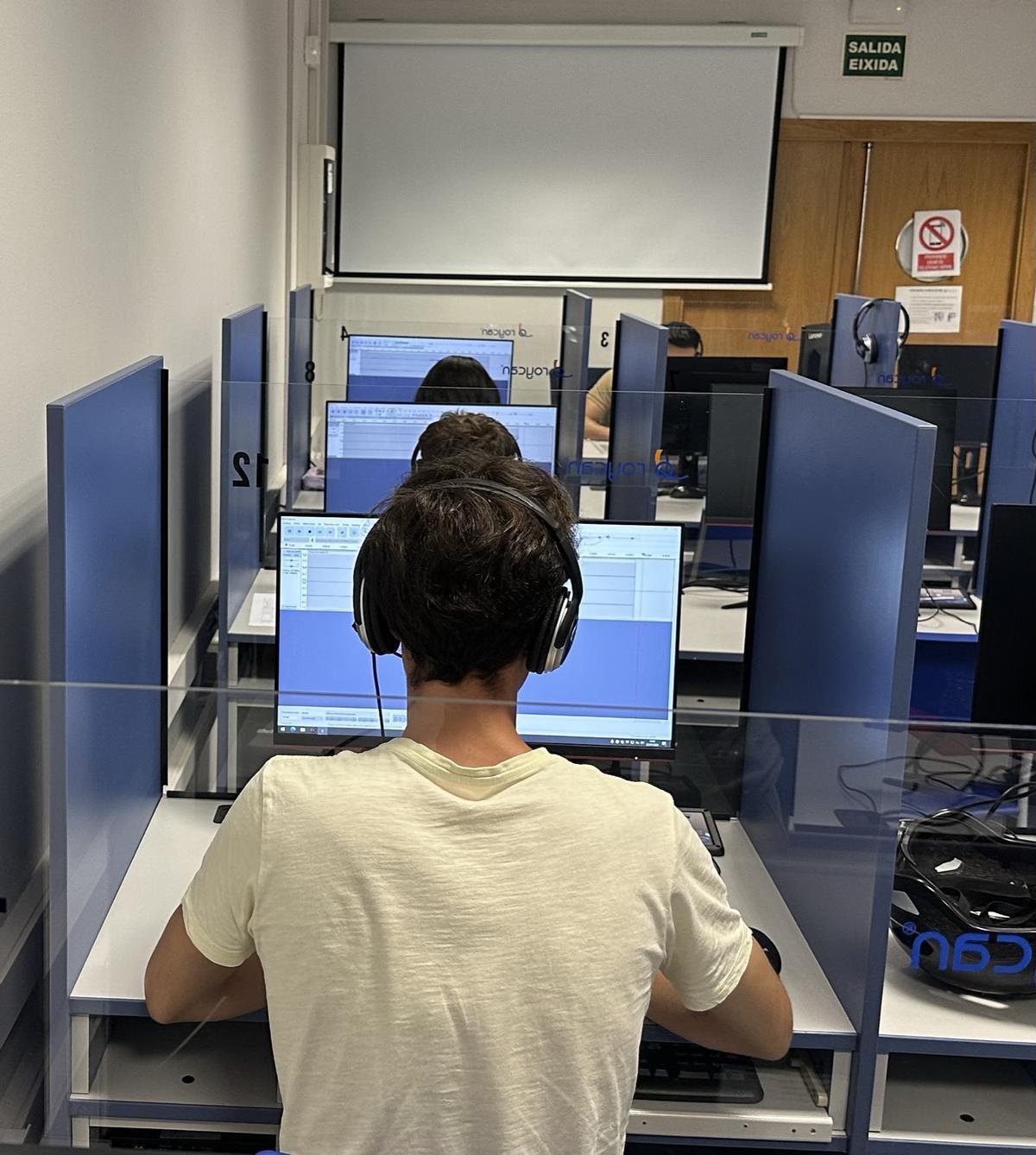 Las pruebas de lengua china han hecho que se habiliten las correspondientes aulas con contenido multimedia.