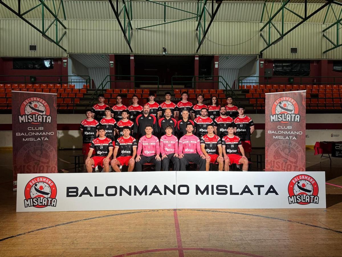 Uno a uno, todos los equipos del Balonmano Mislata tuvieron su momento y su foto oficial.