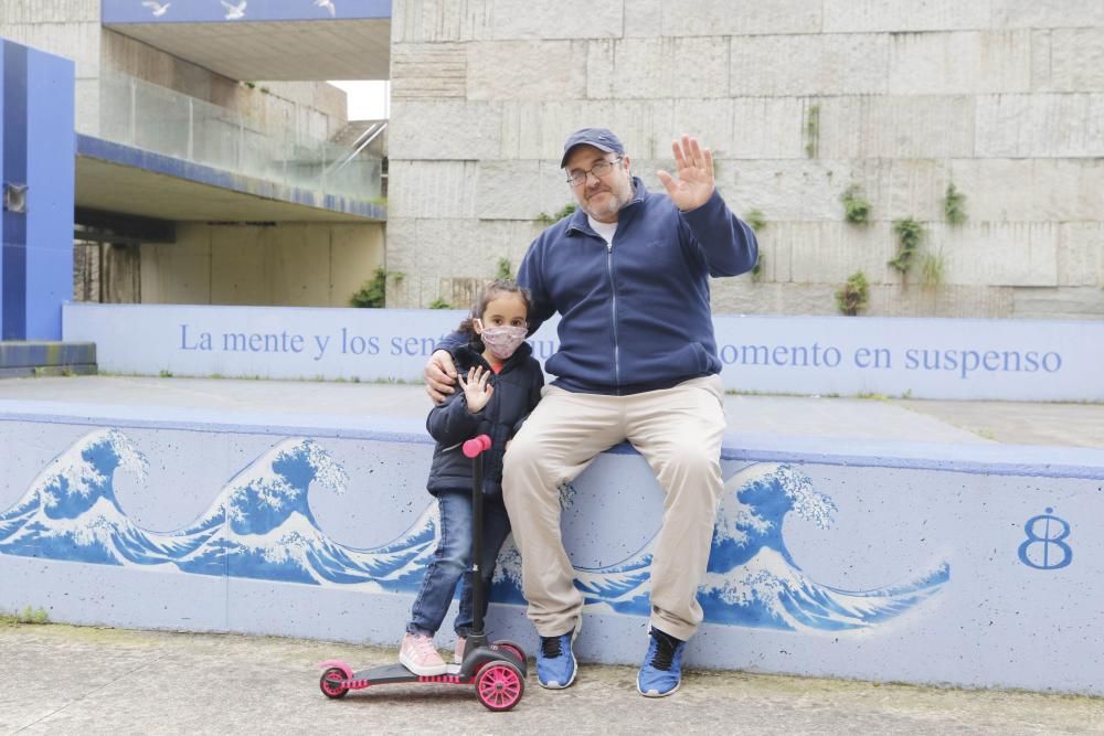 Los menores salen a la calle con juguetes, pelotas, patinetes, peluches y mascarillas después de 42 días de confinamiento - Los padres celebran el final del largo encierro en sus casas.