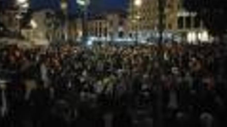 EN DIRECTE | La plaça Constitució s&#039;omple  de manifestants per protestar contra les detencions