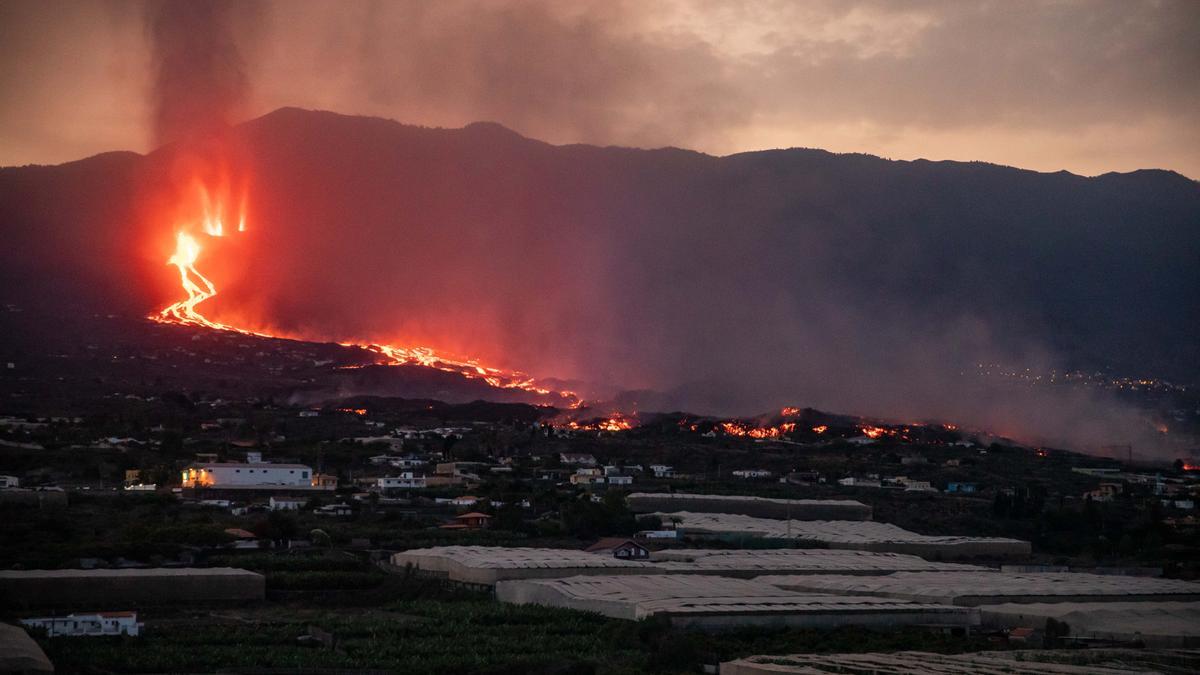 Imagen del volcán de La Palma tomada desde la montaña Las Lagunas, en Las Manchas.