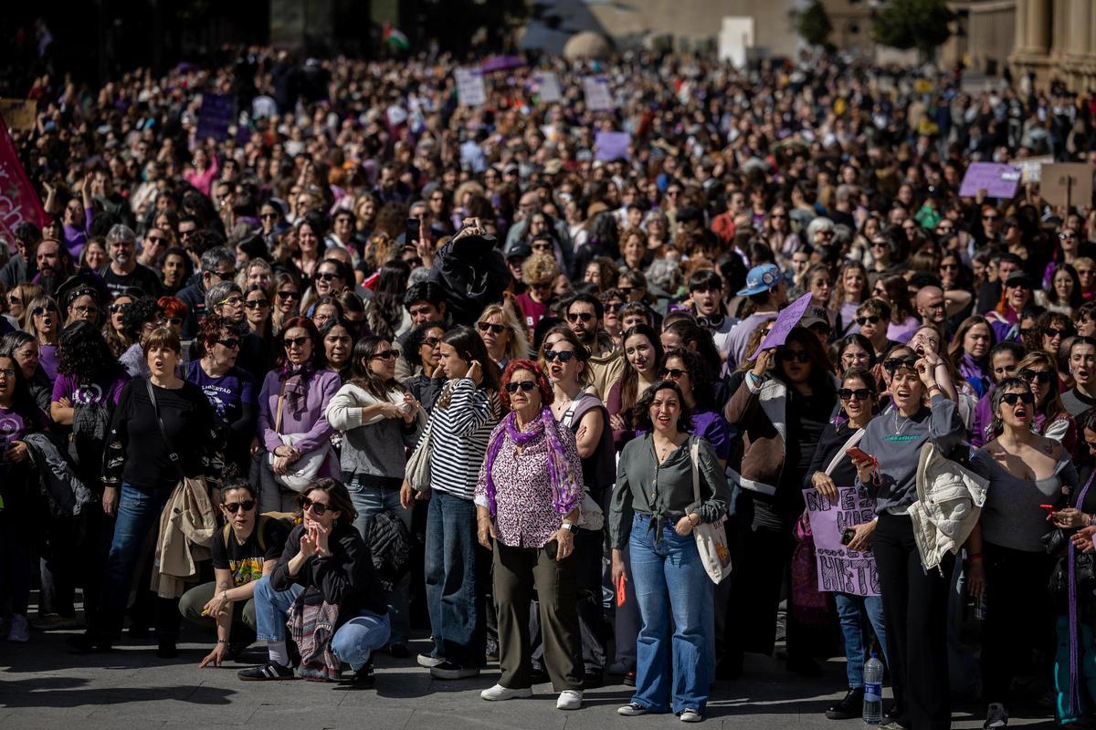 En imágenes | La marea feminista viste de morado el centro de Zaragoza por el 8M