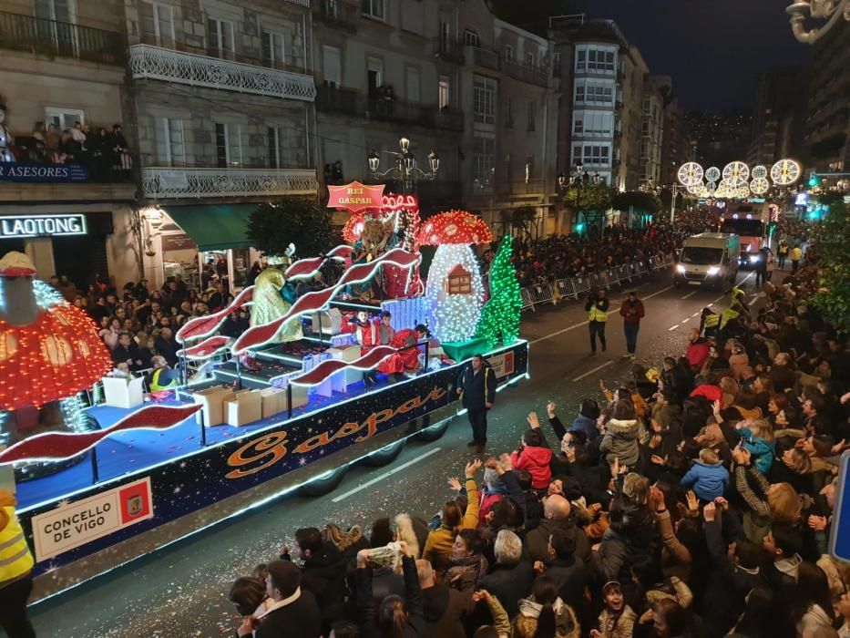 Miles de niños y niñas disfrutan junto a sus familias del desfile récord de la ciudad olívica. Melchor, Gaspar y Baltasar lanzaron caramelos desde sus carrozas.