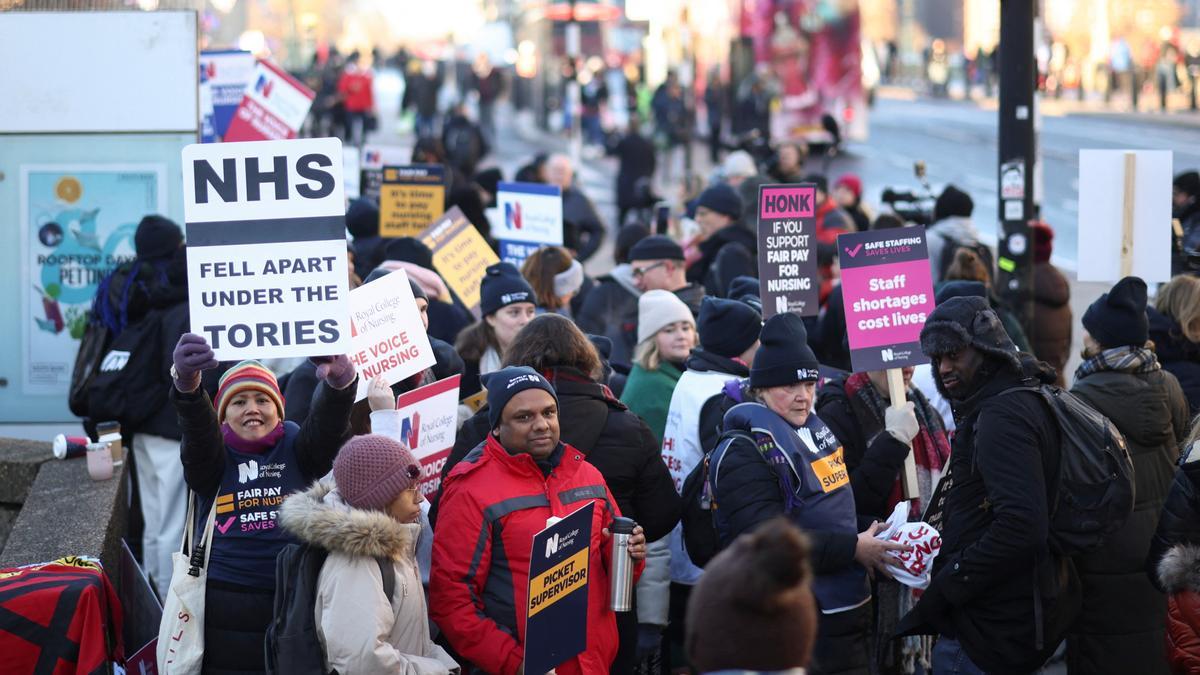 Protesta de enfermeras del sistema de salud público del Reino Unido (NHS, por sus siglas en inglés), frente al Hospital St. Thomas de Londres. Reclaman recibir un salario digno acorde con el trabajo que realizan.