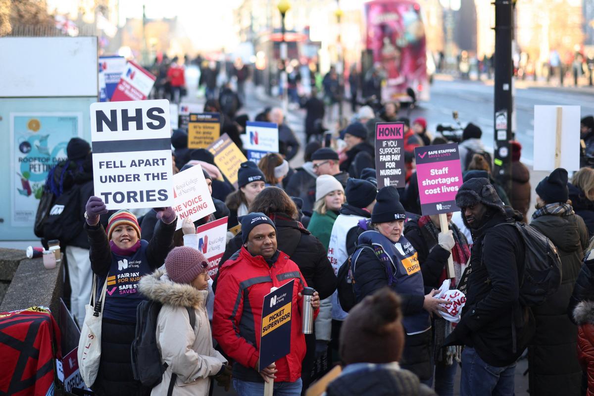 Protesta de enfermeras del sistema de salud público del Reino Unido (NHS, por sus siglas en inglés), frente al Hospital St. Thomas de Londres. Reclaman recibir un salario digno acorde con el trabajo que realizan.