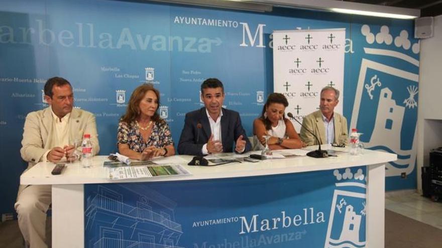 La presidenta de la AECC Marbella, Maika Pérez de Cobas, junto al alcalde de Marbella, José Bernal, y la edil de Derechos Sociales, Victoria Morales.