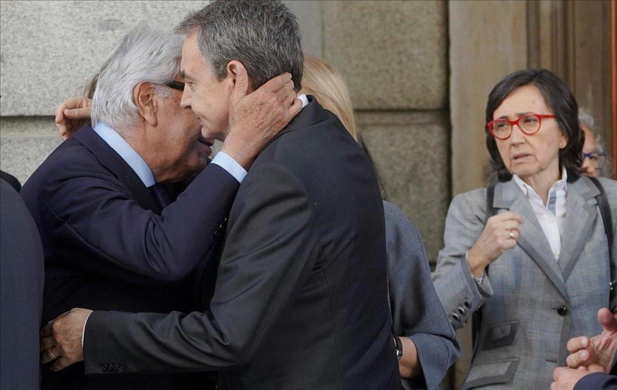 Felipe González y José Luis Rodríguez Zapatero se saludan.