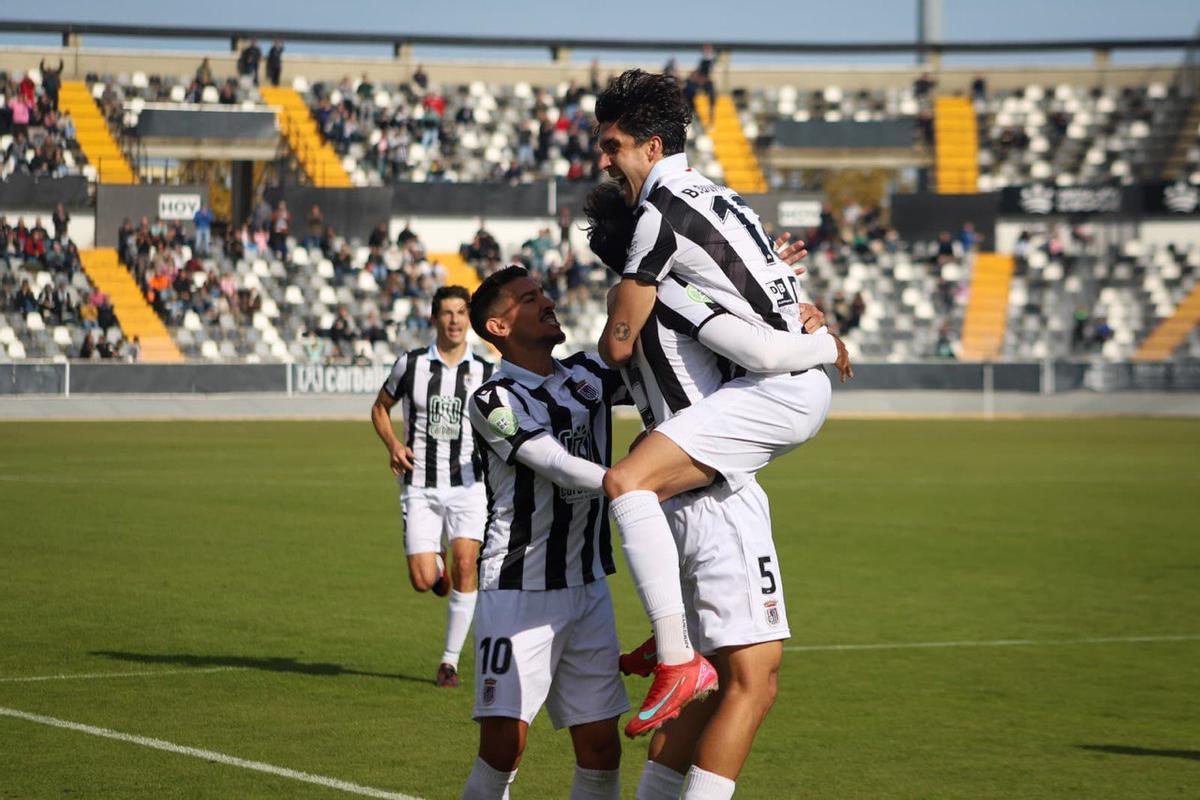 Borja Domingo celebra junto a Calles, Barba y Miranda su gol ante el Villanovense.
