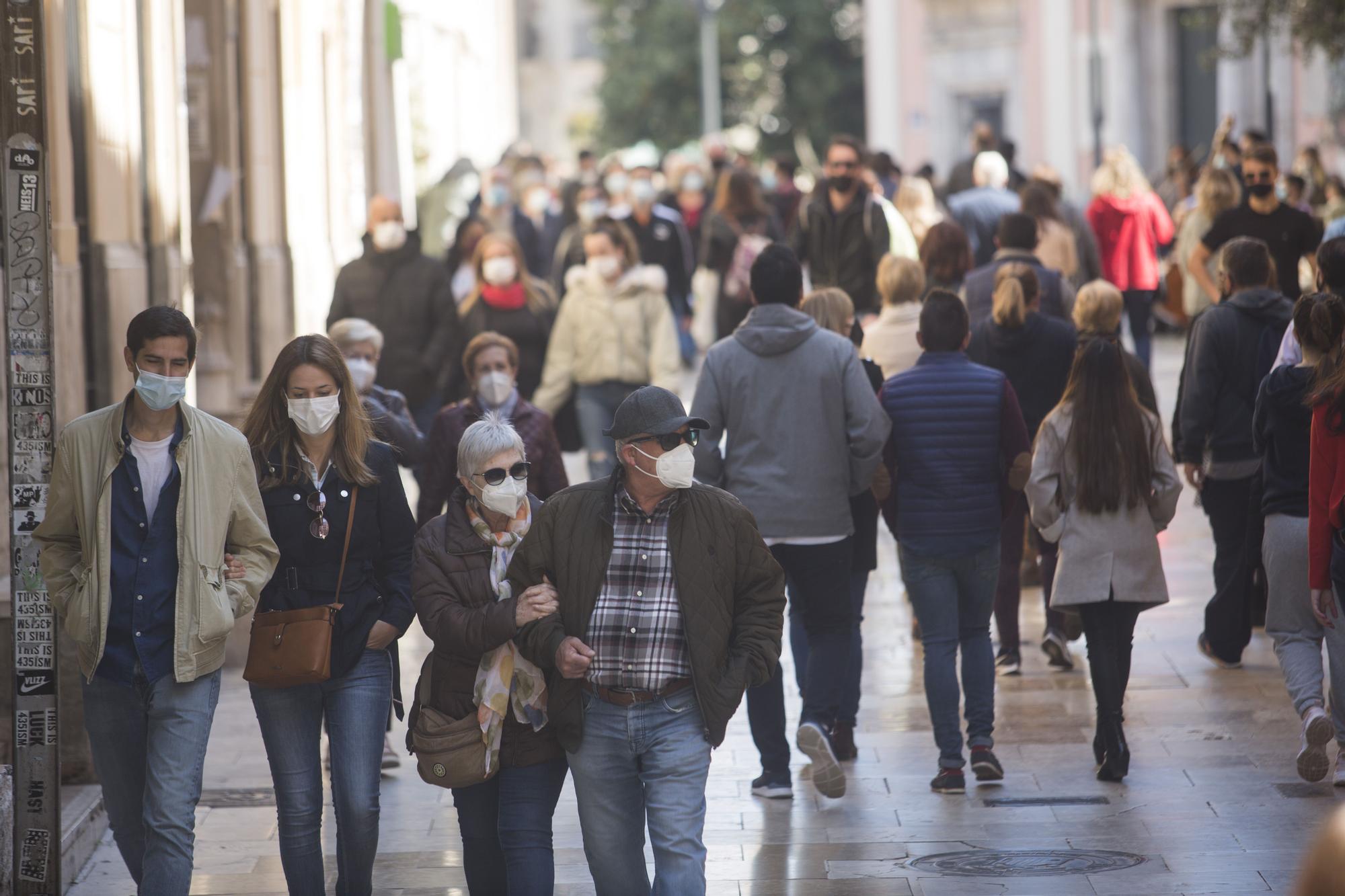 El sol y las buenas temperaturas abarrotan València