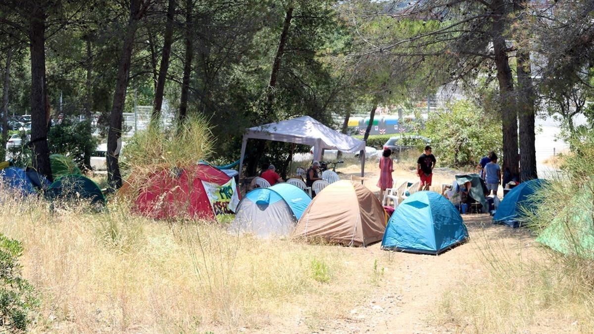 Acampada en la pineda del Castell de Castelldefels.