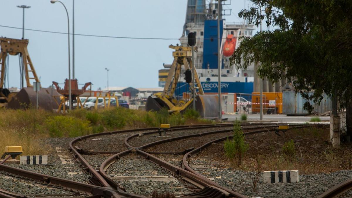 Imagen actual de la infraestructura ferroviaria de acceso al puerto de Alicante, la misma de mediados del siglo XX. | ALEX DOMÍNGUEZ