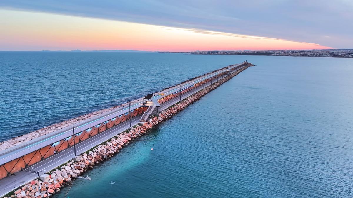Panorámica del dique de Levante con la iluminación turística activada