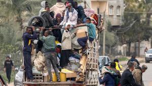 Un grupo de palestinos evacuan un campamento en Rafah, en el sur de la Franja de Gaza, este martes.