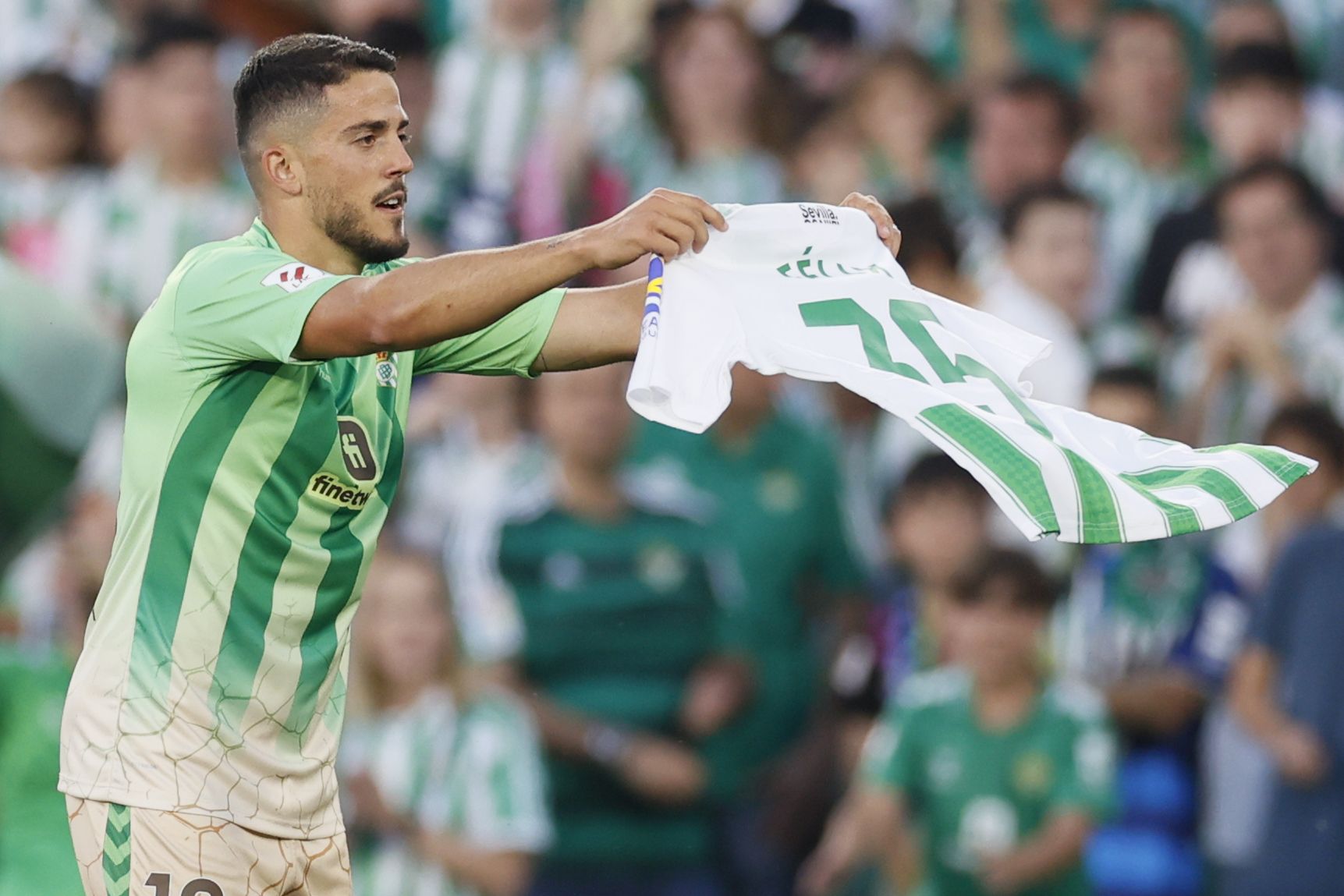 SEVILLA, 12/05/2024.- El centrocampista del Betis Pablo Fornals celebra su gol durante el partido de LaLiga que Real Betis y UD Almería disputan hoy domingo en el estadio Benito Villamarín, en Sevilla. EFE/José Manuel Vidal