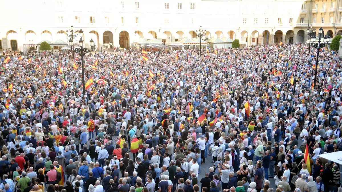 Miles de personas se concentran en la plaza de María Pita de A Coruña en apoyo a Ceuta