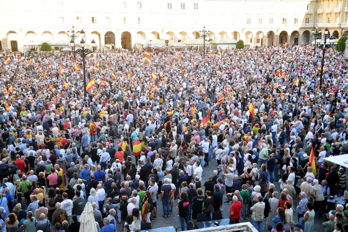 Entre los gritos más repetidos en la tarde de este miércoles estuvieron «Ceuta no se vende, Ceuta se defiende», «Ceuta aguanta, España se levanta» e «Invasores, expulsión».