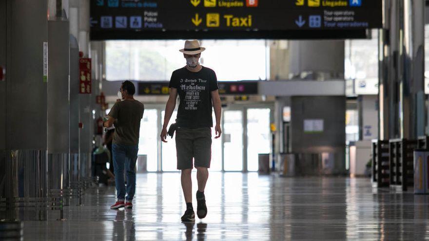 Un turista camina por el aeropuerto del Sur.