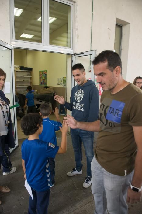 Los jugadores del Real Oviedo, Esteban y Diegui, visitan el colegio de La Corredoria 2