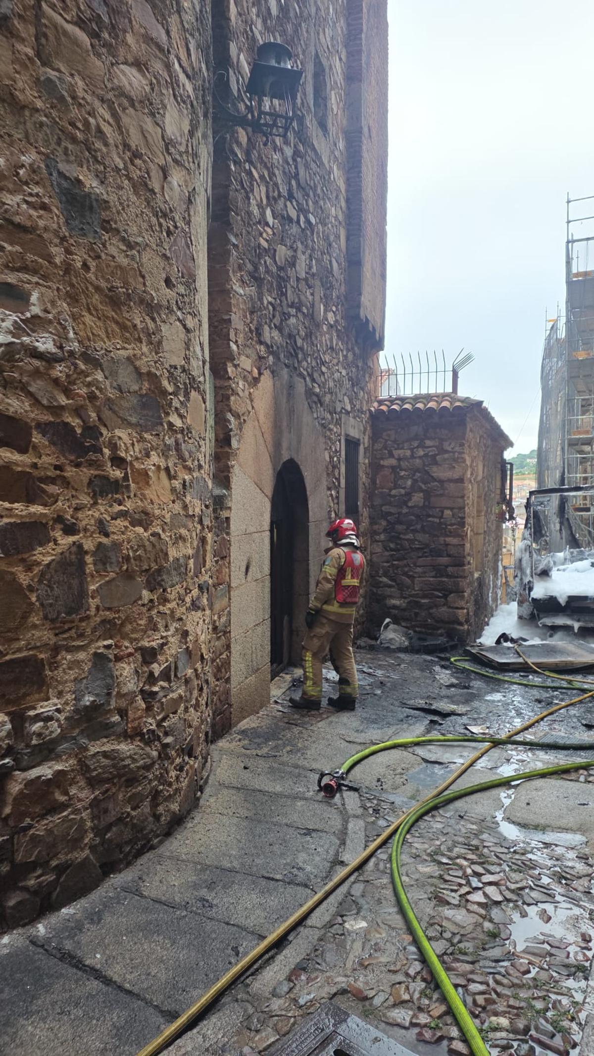 Fotogalería | Imágenes del incendio de una furgoneta en plena ciudad monumental del Cáceres