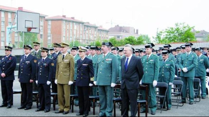 Trevín, primero por la derecha, junto a Martínez Raposo y los jefes militares de Asturias, seguidos de los jefes policiales de Gijón, ayer, en Contrueces.