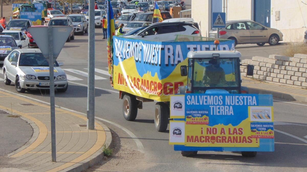 Un centenar de vehículos se manifiestan en Jumilla contra la instalación de macrogranjas en el municipio