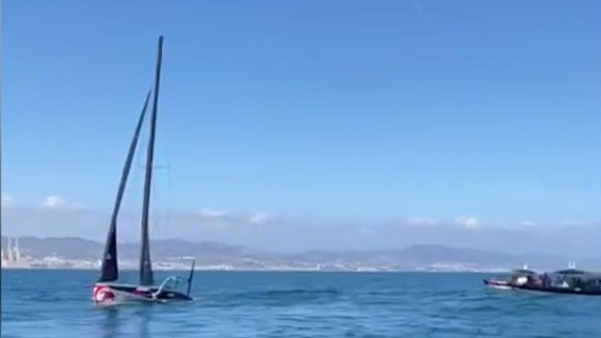 AC40 de Alinghi Red Bull Racing de la Copa América de Vela entrenando este miércoles frente a la costa de Barcelona.