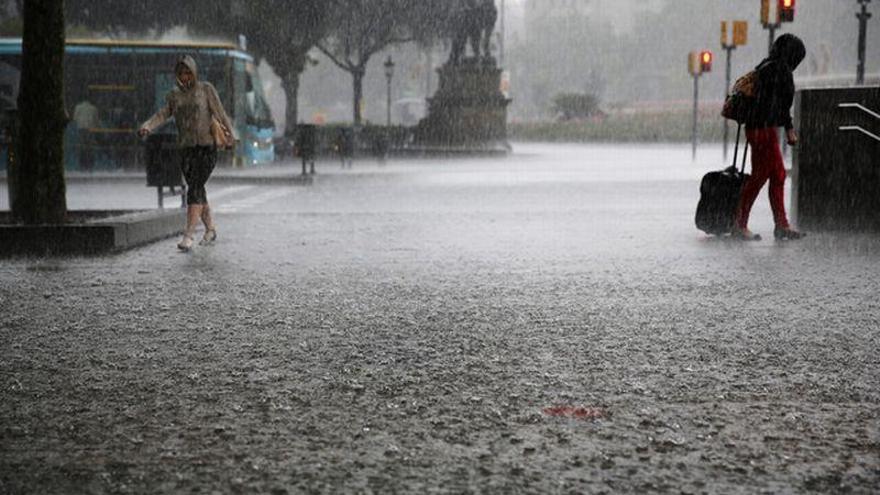 Media España está en alerta por lluvia, intenso oleaje y fuertes rachas de viento