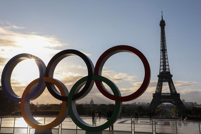 Foto de archivo tomada el 14 de septiembre de 2017, los anillos olímpicos se instalaron en la Esplanade dd Trocadero cerca de la Torre Eiffel después de la nominación de París como sede de los Juegos Olímpicos de 2024 en París.