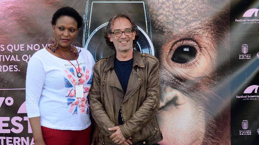 La actriz Véronique Tshanda Beya, protagonista de &#039;Félicité&#039;, en la &#039;Sección Oficial&#039; del Festival de Cine de Las Palmas, con Luis Miranda, director del certamen capitalino, ayer, en el Teatro Pérez Galdós.