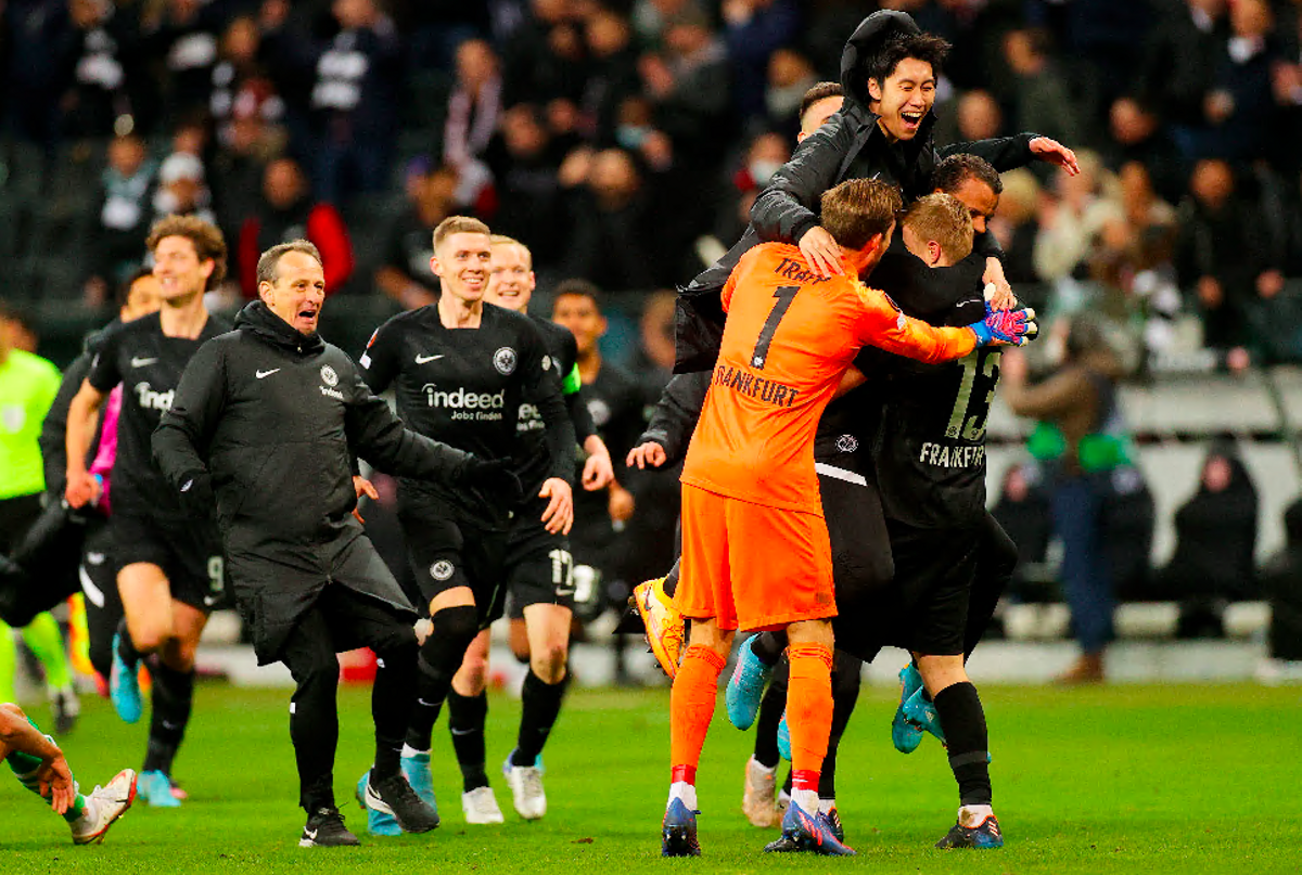 Los jugadores del Eintracht festejan el pase a cuartos tras eliminar al Betis.