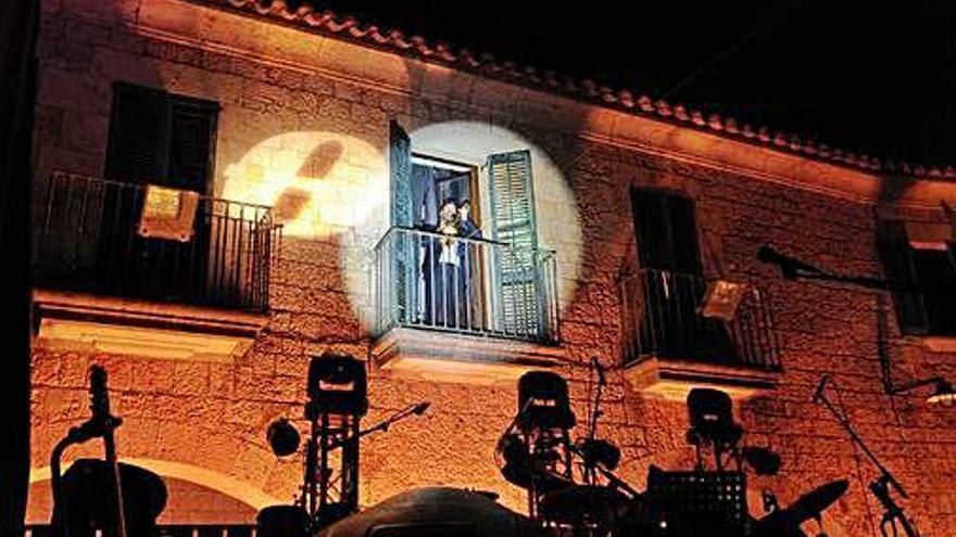 Kevin Johansen, en un dels balcons de la plaça dels Jurats.