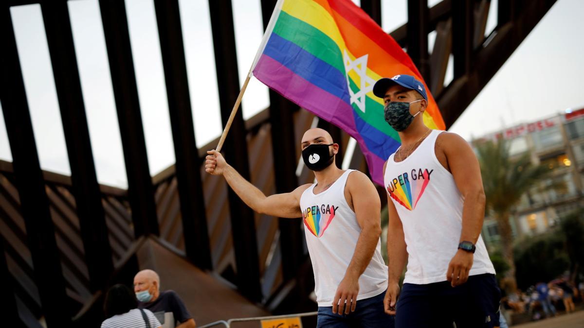 Un grupo de personas participa en un acto del Orgullo Gay en Tel Aviv.