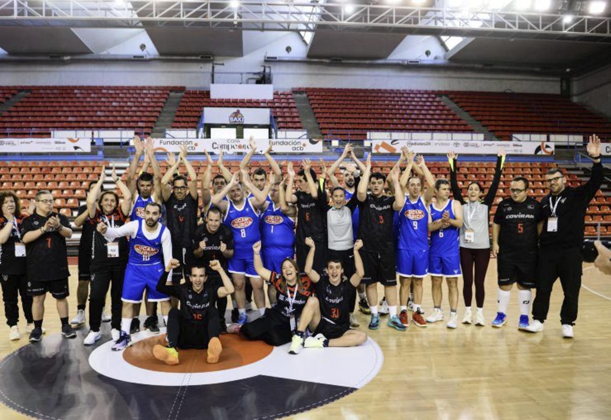 Los jugadores del UCAM Murcia celebran el tercer puesto. | ACB PHOTO