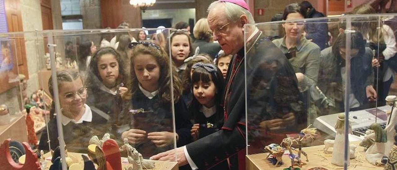 Leonardo Lemos muestra la exposición &quot;Belenes del Mundo&quot; a los niños. // Iñaki Osorio