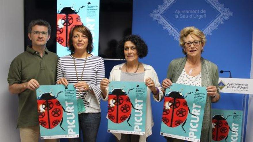 La regidora Anna Vives, segona per l&#039;esquerra, presentant Picurt