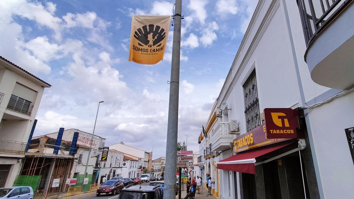 Banderola con el logo ‘Somos Camino’ en el Paseo de Extremadura de Monesterio