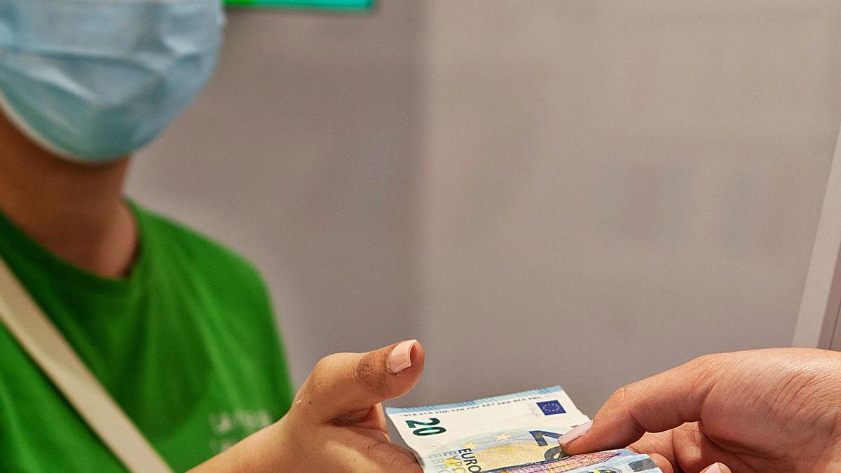 Una mujer realiza una compra en un comercio de Zamora. |