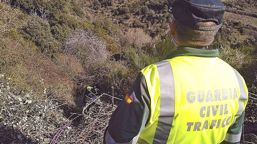 La Guardia Civil en el rescate de la mujer herida en Valdeorras.   | // FDV