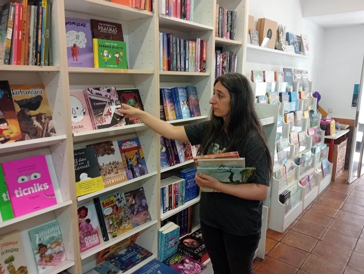 Virginia regenta Gavina Llibres junto a su hermana Maite